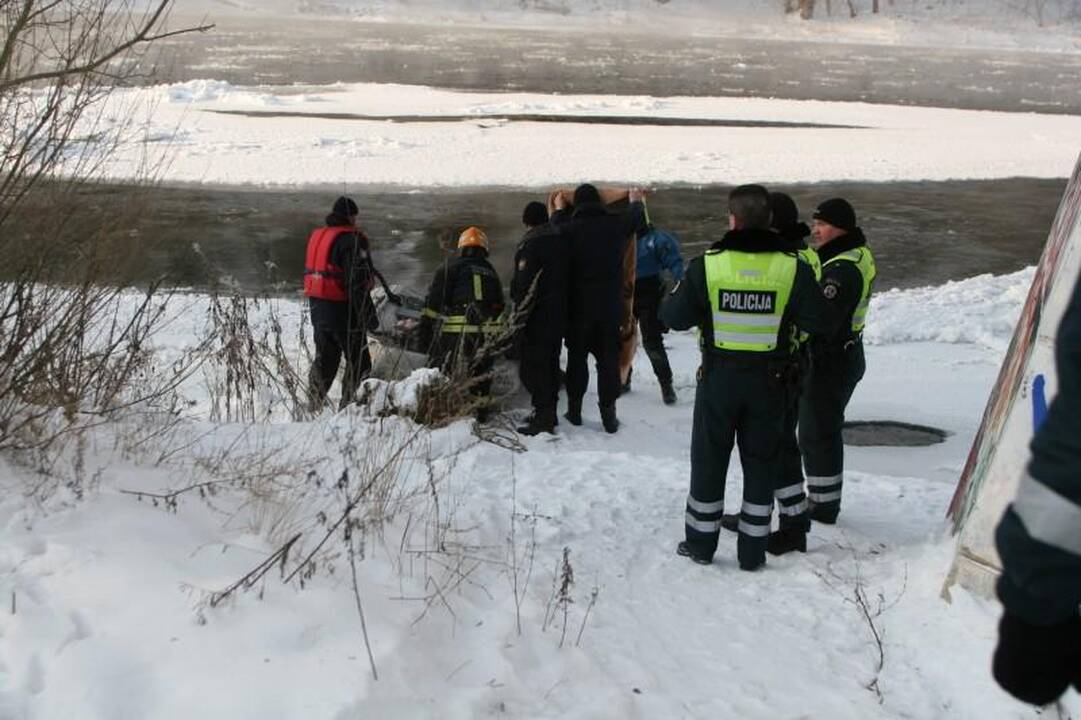 Į Nerį ties Liubarto tiltu nuo krantinės nuslydo vaikinas