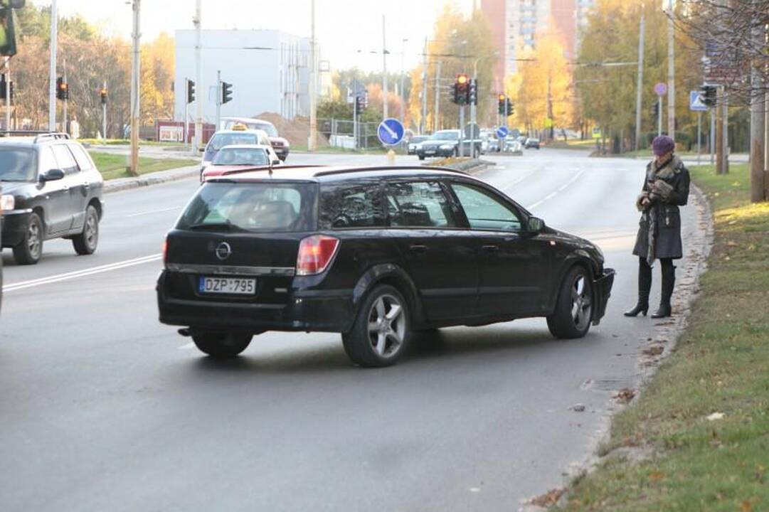 Per avariją Vilniuje apvirto moters taranuotas automobilis