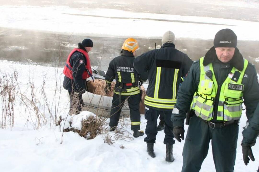Į Nerį ties Liubarto tiltu nuo krantinės nuslydo vaikinas