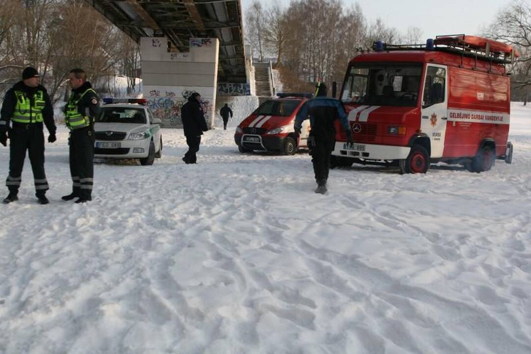 Į Nerį ties Liubarto tiltu nuo krantinės nuslydo vaikinas