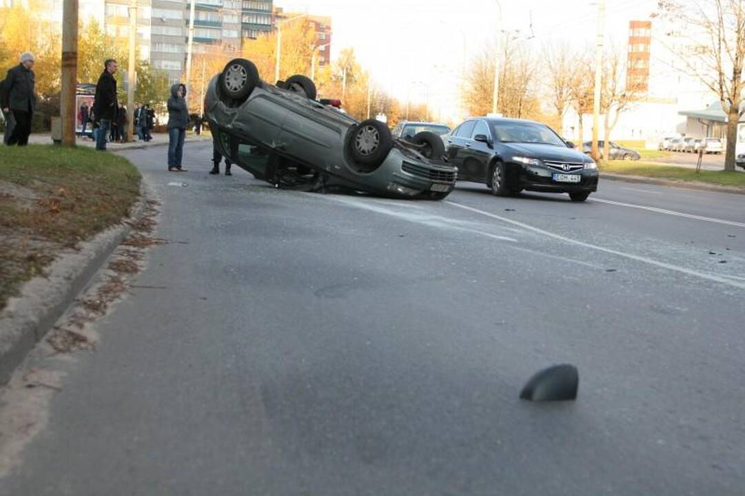 Per avariją Vilniuje apvirto moters taranuotas automobilis