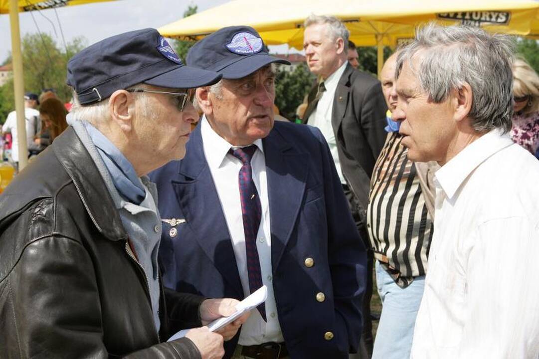 Dangų virš Nemuno salos išmargino orlaiviai