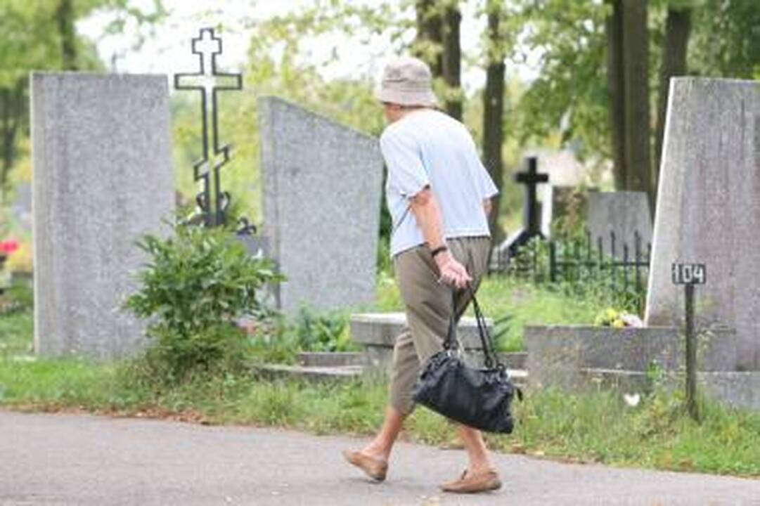 Paaugliai aukų tykojo Klaipėdos kapinėse (papildyta 16.30 val.)