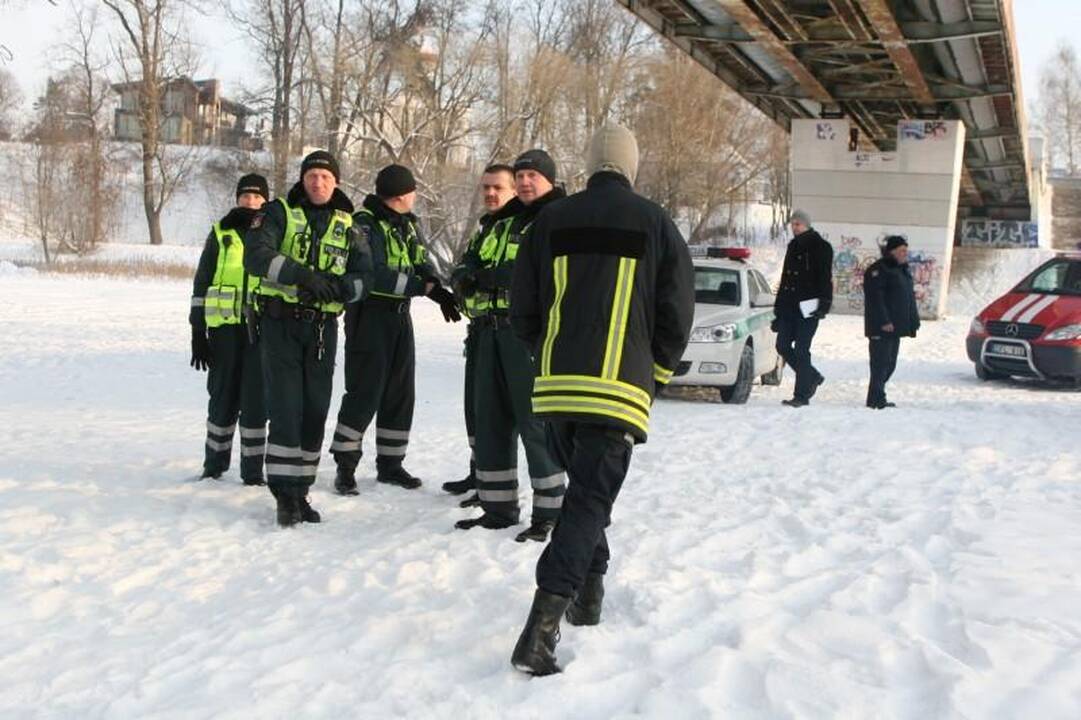 Į Nerį ties Liubarto tiltu nuo krantinės nuslydo vaikinas
