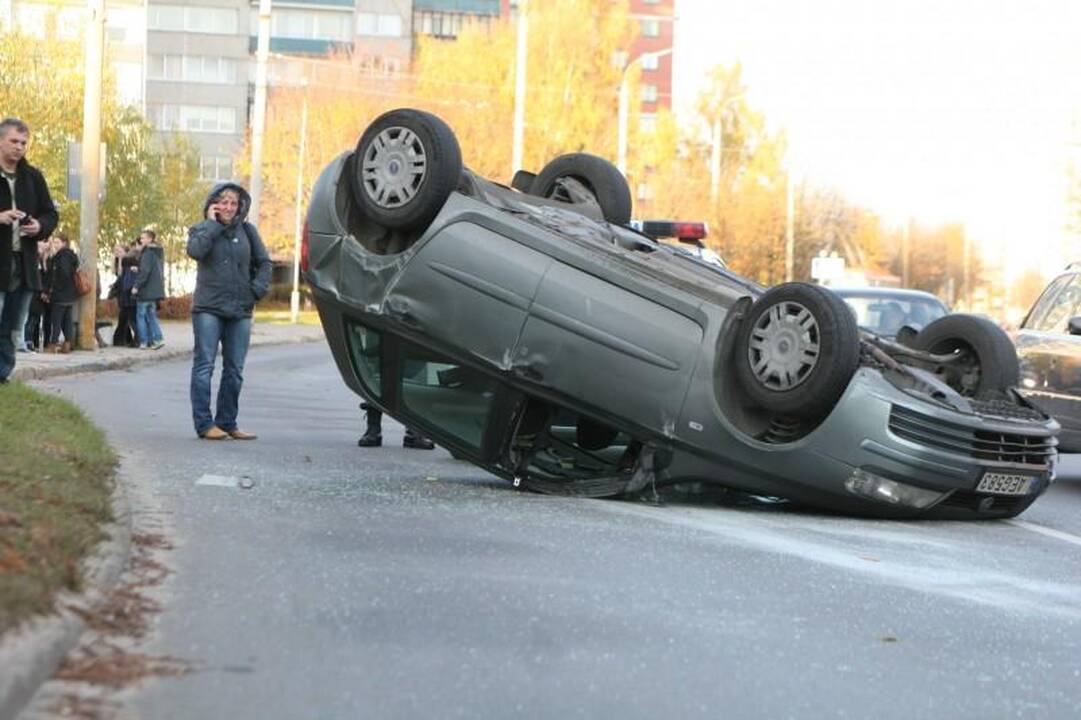 Per avariją Vilniuje apvirto moters taranuotas automobilis