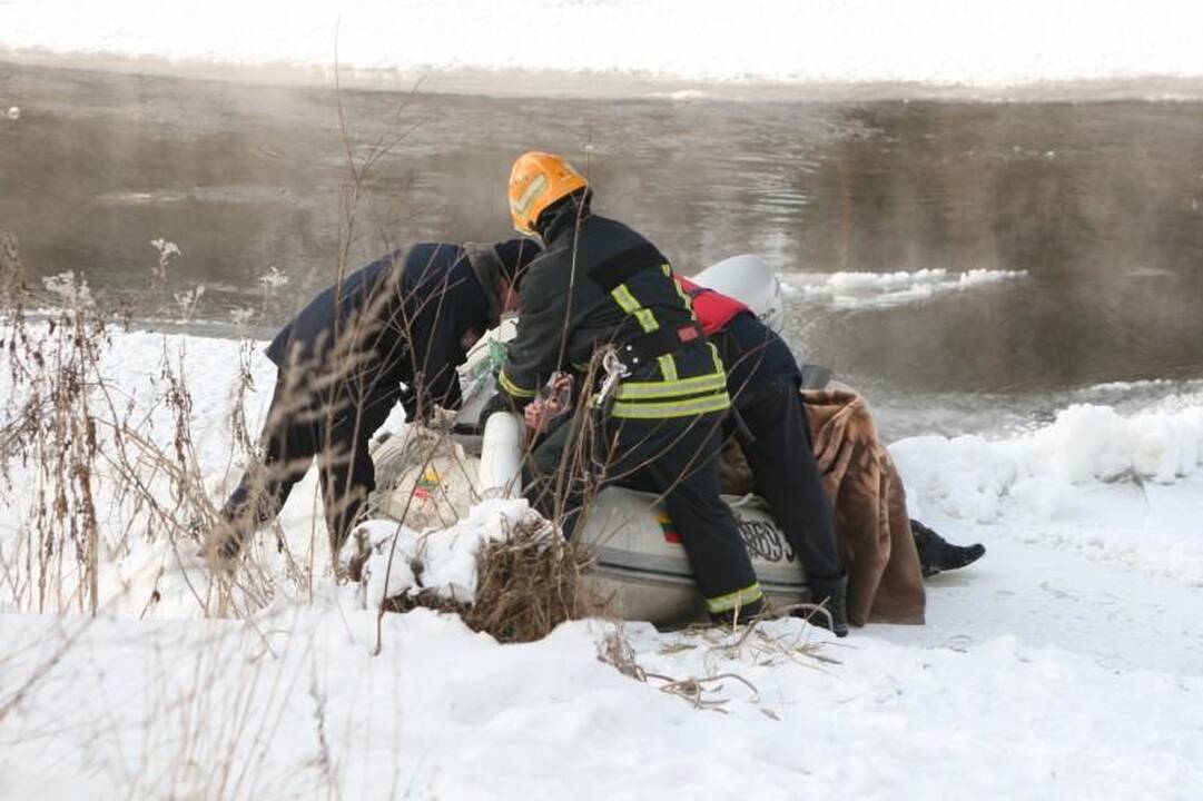Į Nerį ties Liubarto tiltu nuo krantinės nuslydo vaikinas
