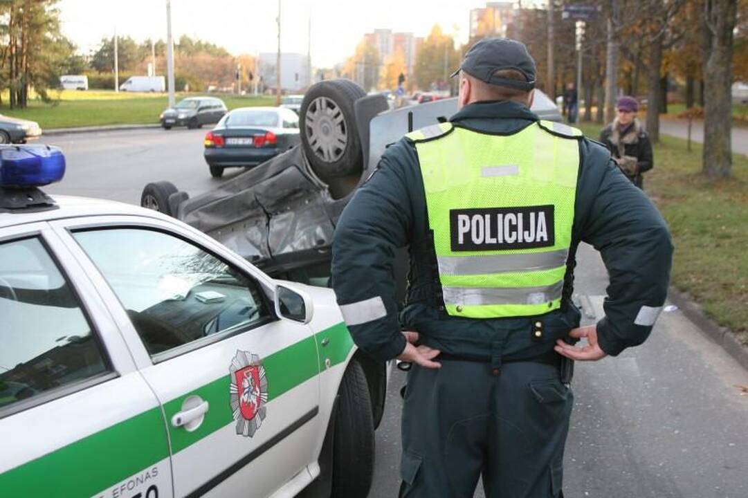 Per avariją Vilniuje apvirto moters taranuotas automobilis