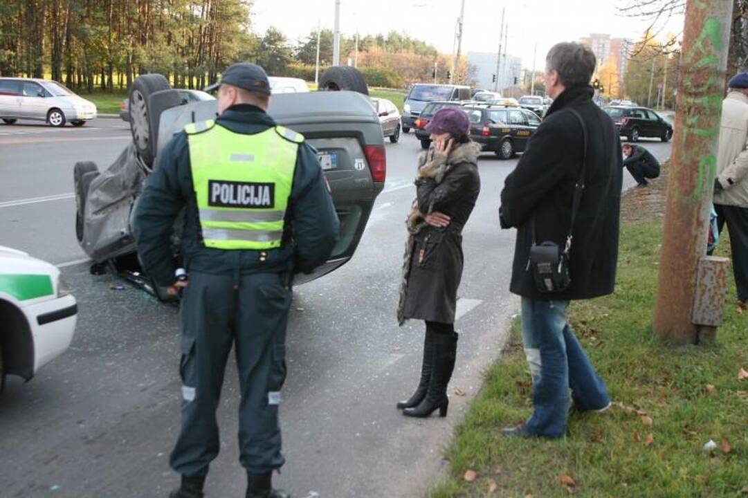 Per avariją Vilniuje apvirto moters taranuotas automobilis