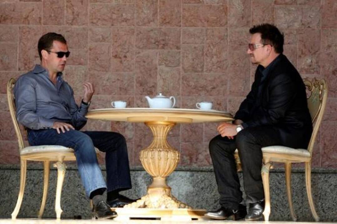 D.Medvedevas su grupės U2 lyderiu diskutavo apie mėsainius 