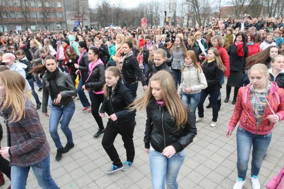 Šokio pamoka - uostamiesčio aikštėje 