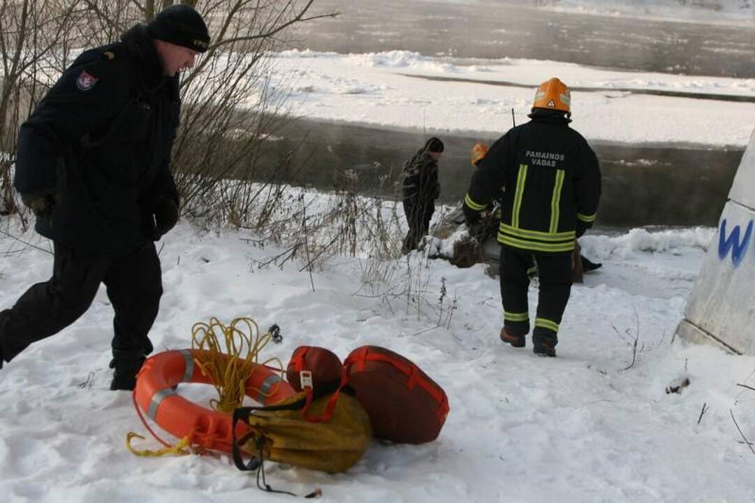 Į Nerį ties Liubarto tiltu nuo krantinės nuslydo vaikinas