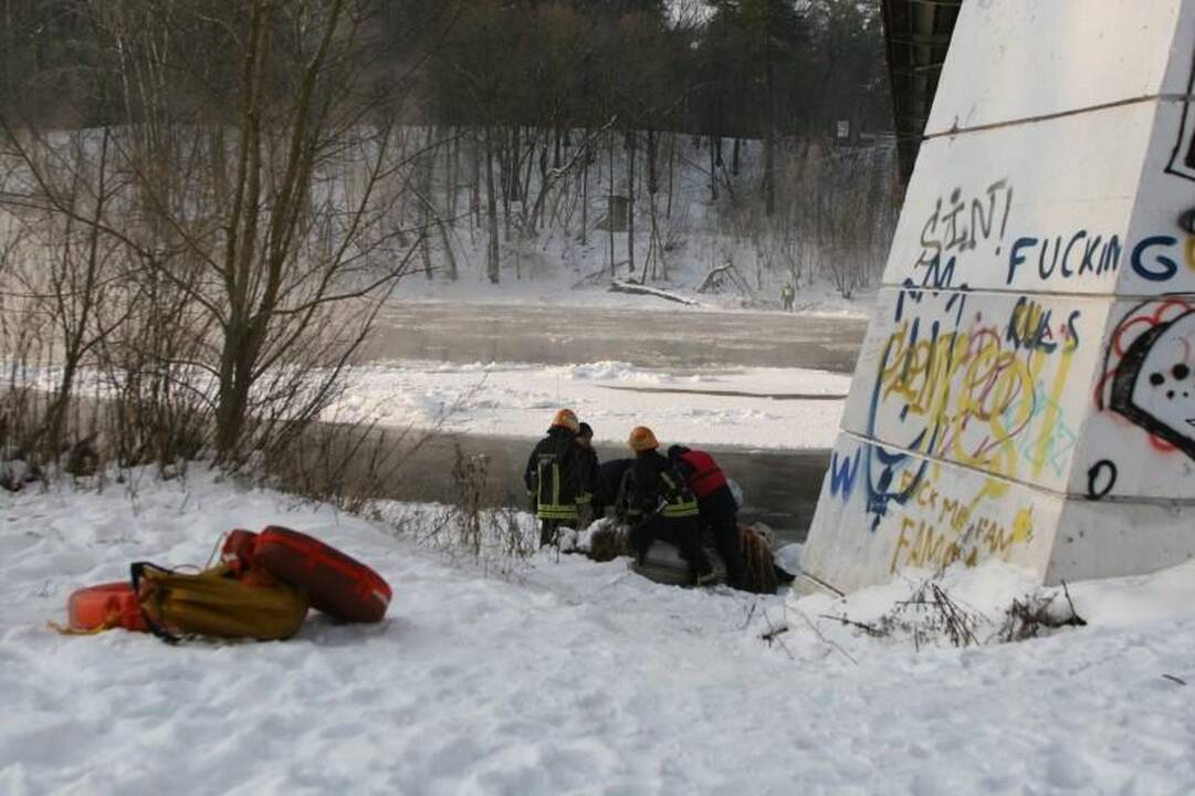 Į Nerį ties Liubarto tiltu nuo krantinės nuslydo vaikinas