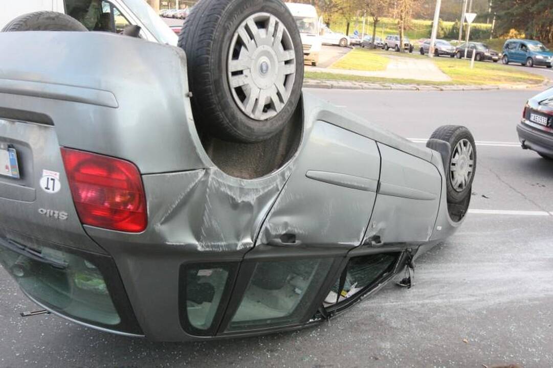 Per avariją Vilniuje apvirto moters taranuotas automobilis