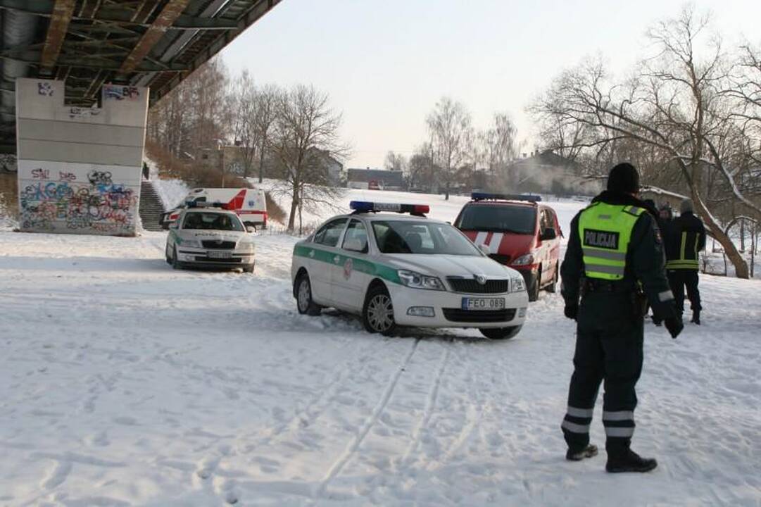 Į Nerį ties Liubarto tiltu nuo krantinės nuslydo vaikinas