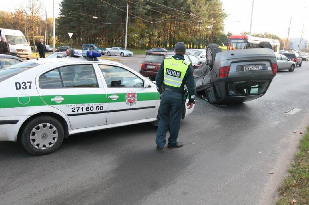 Per avariją Vilniuje apvirto moters taranuotas automobilis