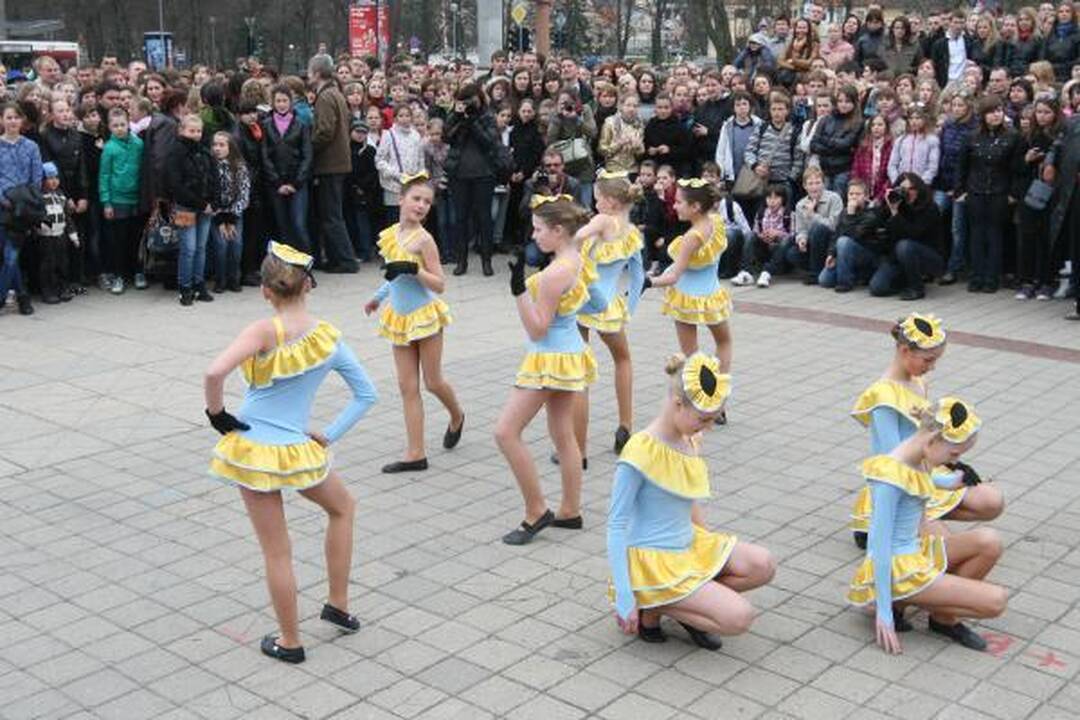 Šokio pamoka - uostamiesčio aikštėje 