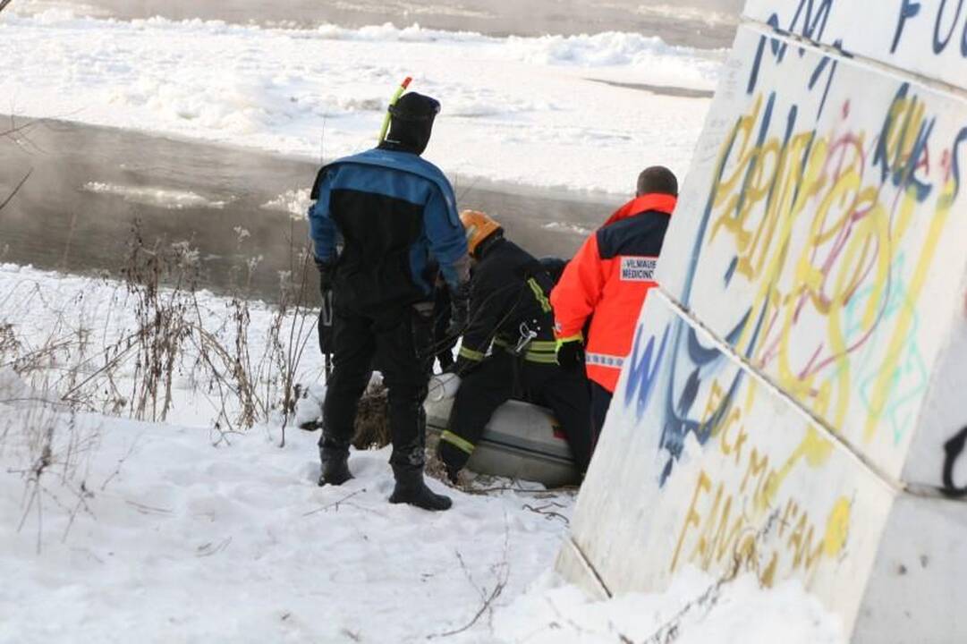 Į Nerį ties Liubarto tiltu nuo krantinės nuslydo vaikinas