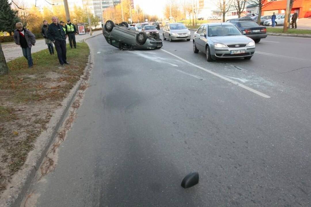 Per avariją Vilniuje apvirto moters taranuotas automobilis