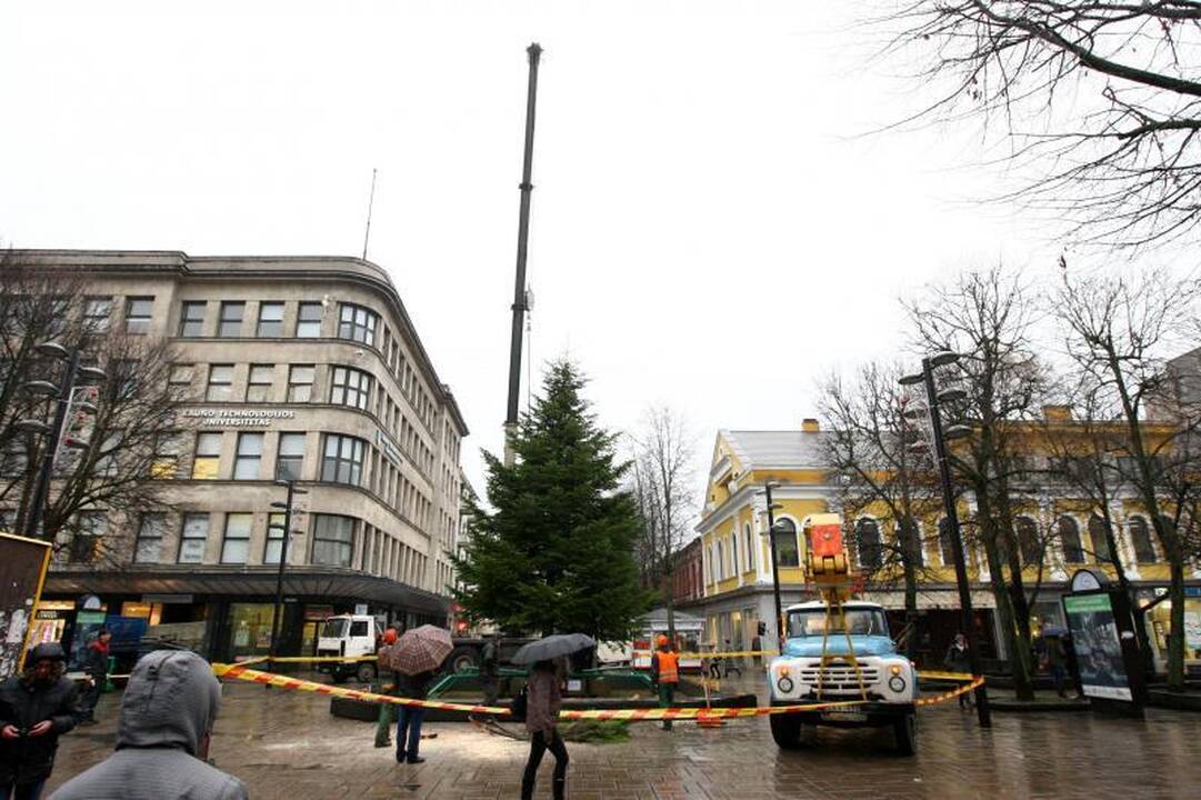 Dėl kalėdinių eglių Romainiuose ir Aleksote teko atjungti elektrą