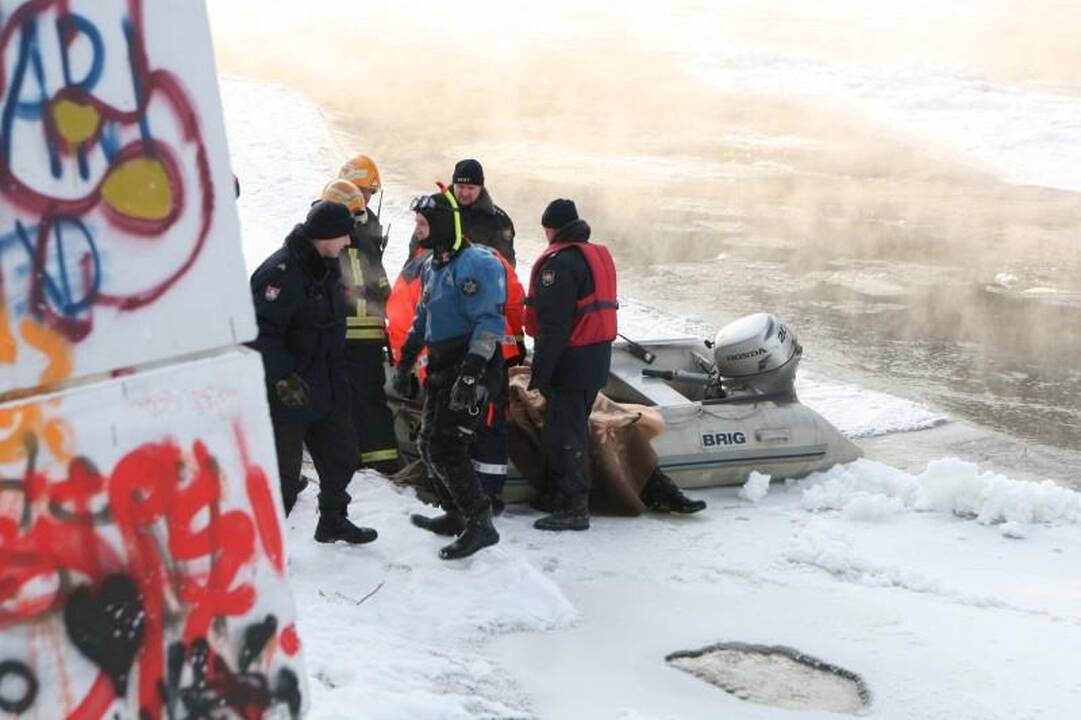 Į Nerį ties Liubarto tiltu nuo krantinės nuslydo vaikinas