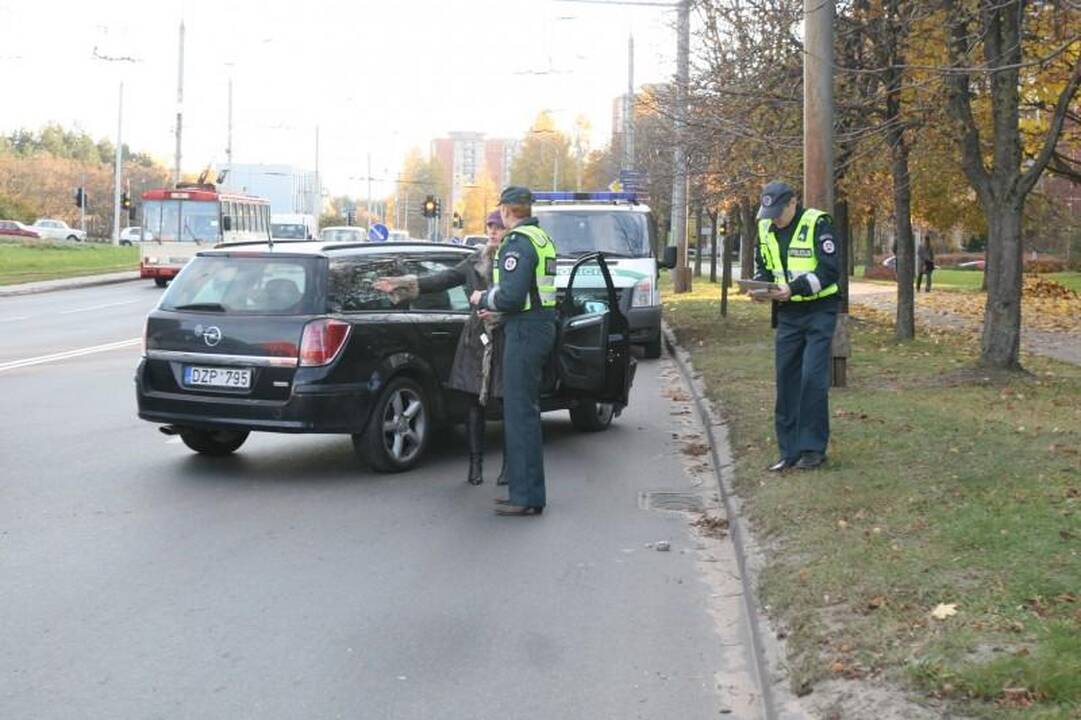 Per avariją Vilniuje apvirto moters taranuotas automobilis