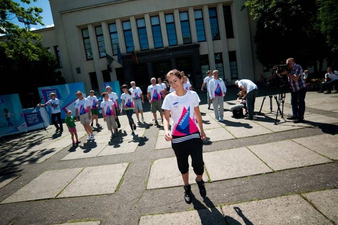 Į Londoną išlydėta olimpinio deglo nešėja