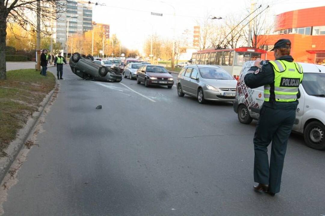 Per avariją Vilniuje apvirto moters taranuotas automobilis