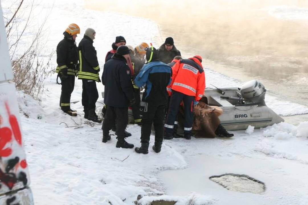 Į Nerį ties Liubarto tiltu nuo krantinės nuslydo vaikinas