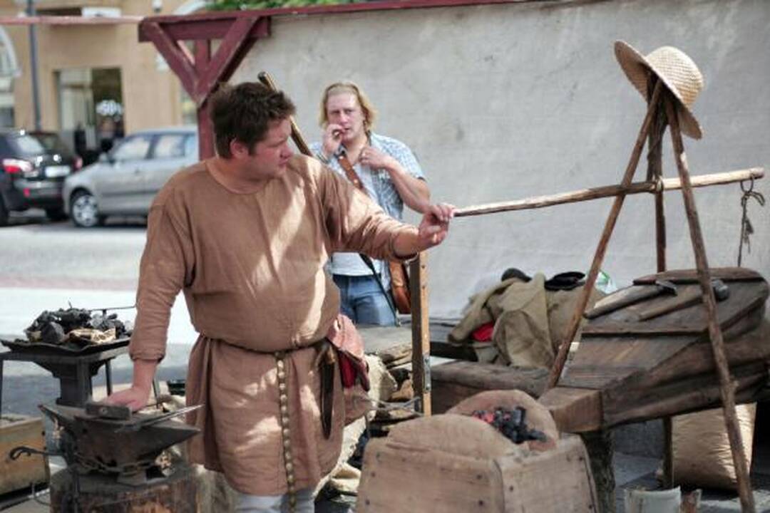 Rotušės aikštėje įsikūrė auksakaliai, puodžiai ir audėjos