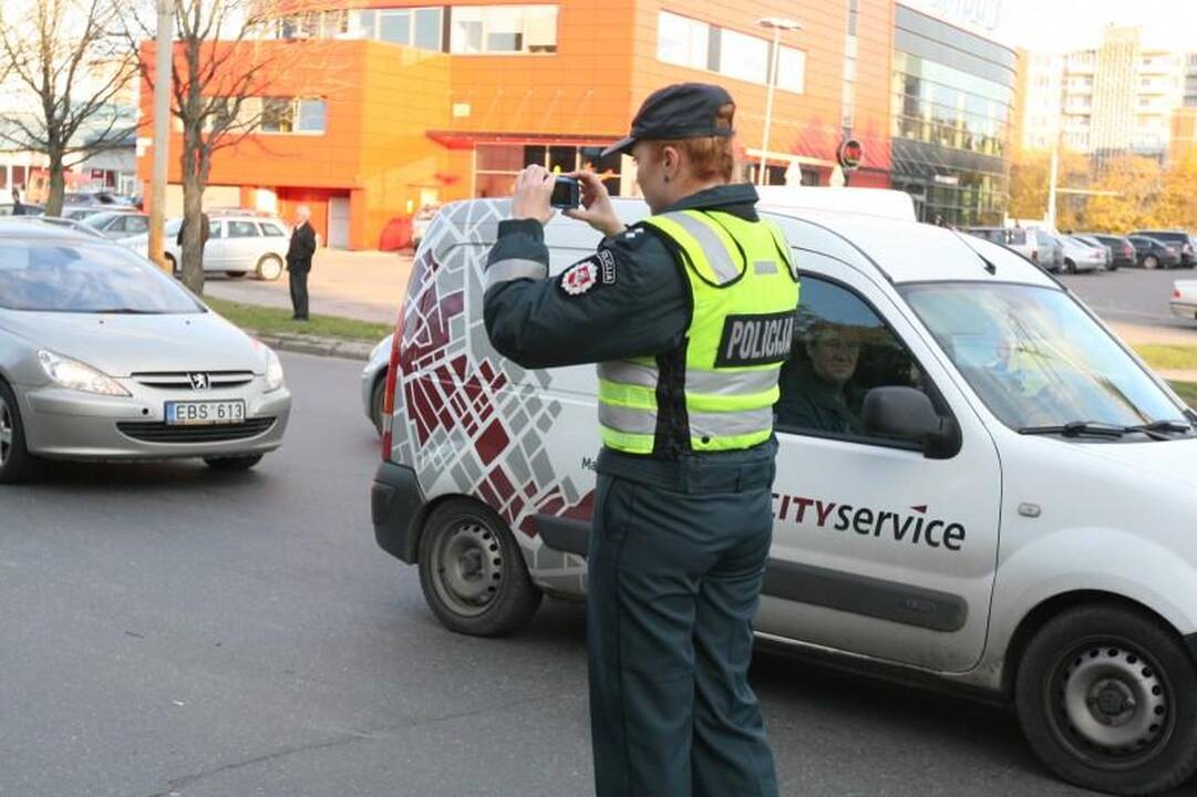 Per avariją Vilniuje apvirto moters taranuotas automobilis