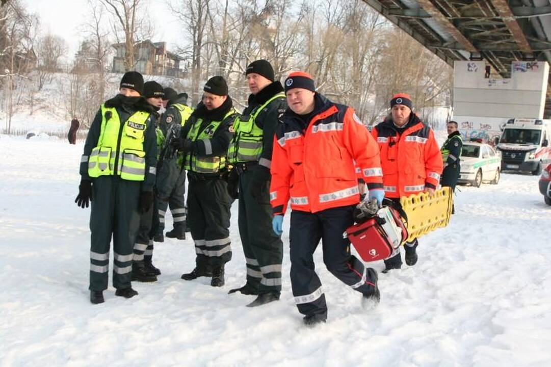 Į Nerį ties Liubarto tiltu nuo krantinės nuslydo vaikinas