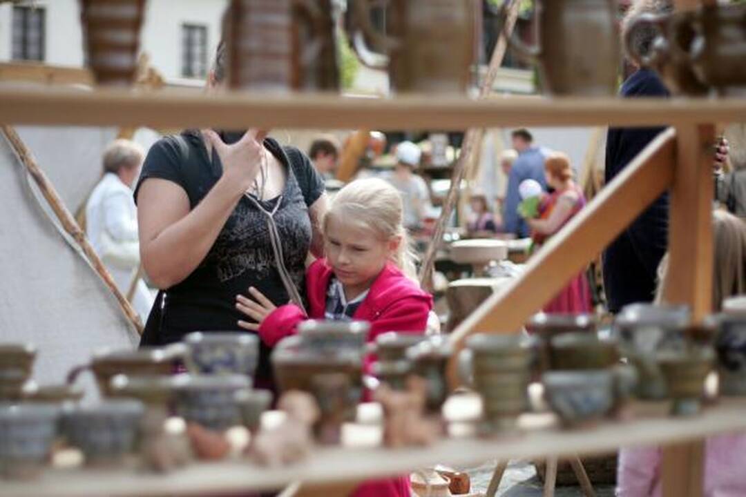Rotušės aikštėje įsikūrė auksakaliai, puodžiai ir audėjos