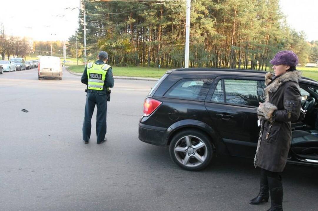 Per avariją Vilniuje apvirto moters taranuotas automobilis