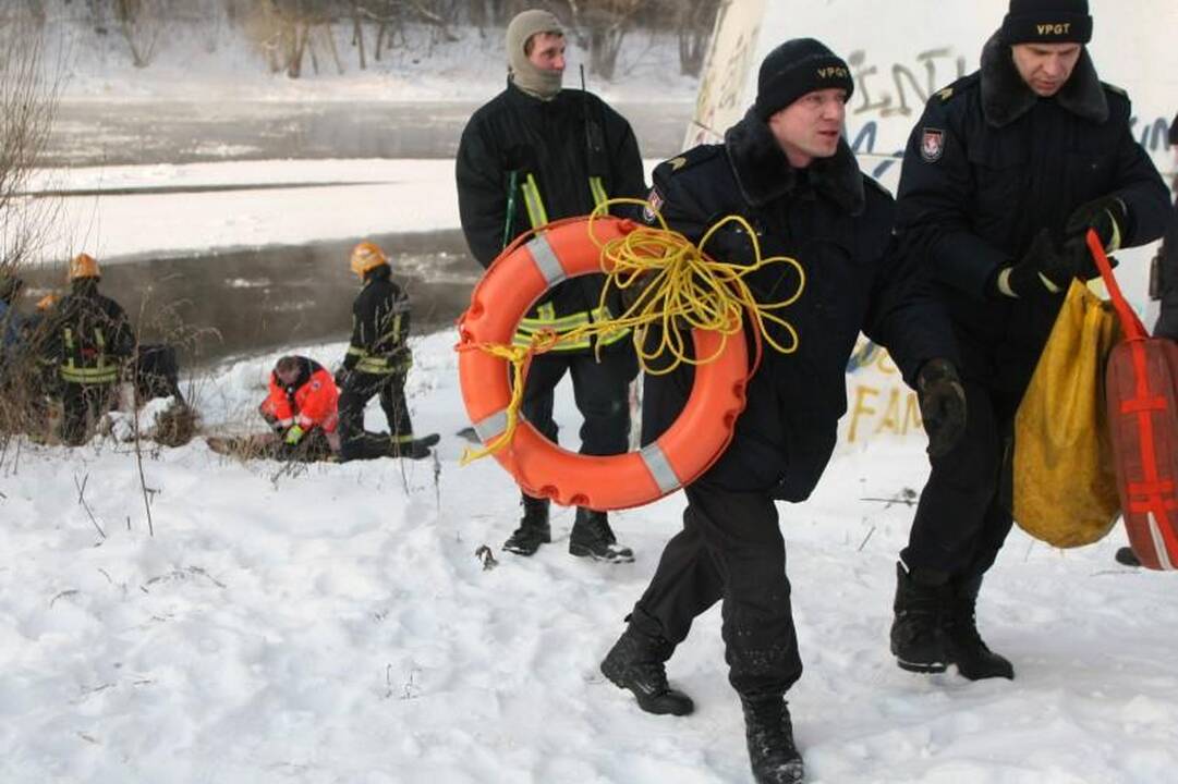 Į Nerį ties Liubarto tiltu nuo krantinės nuslydo vaikinas