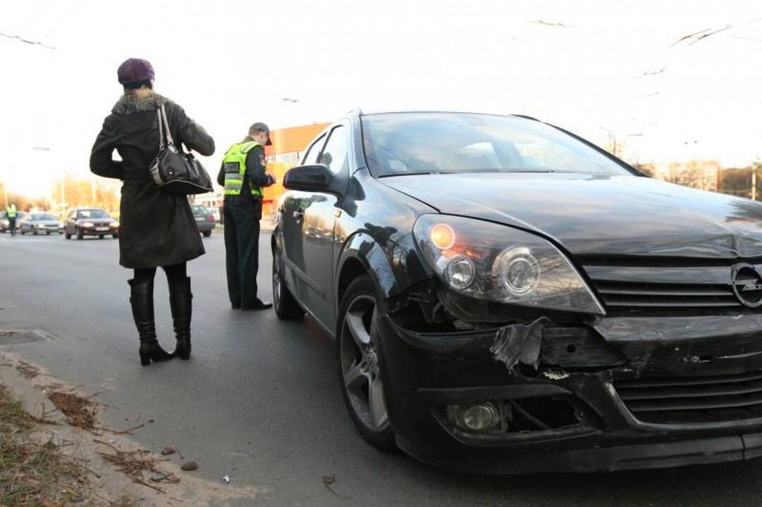 Per avariją Vilniuje apvirto moters taranuotas automobilis