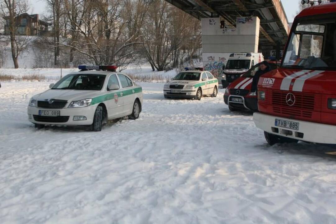 Į Nerį ties Liubarto tiltu nuo krantinės nuslydo vaikinas