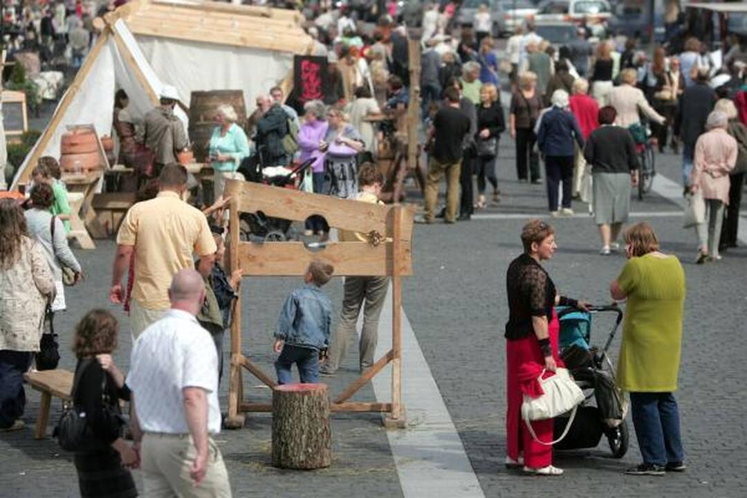 Rotušės aikštėje įsikūrė auksakaliai, puodžiai ir audėjos