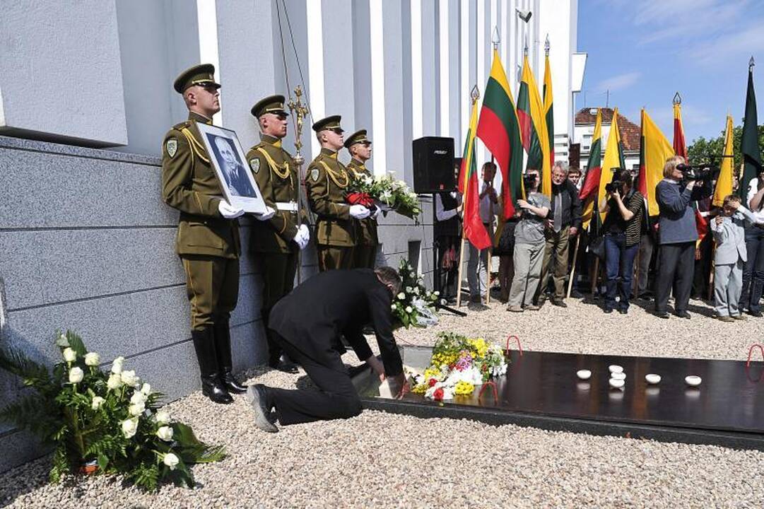 J.Brazaičio palaikų perlaidojime dabartinių šalies vadovų nebuvo