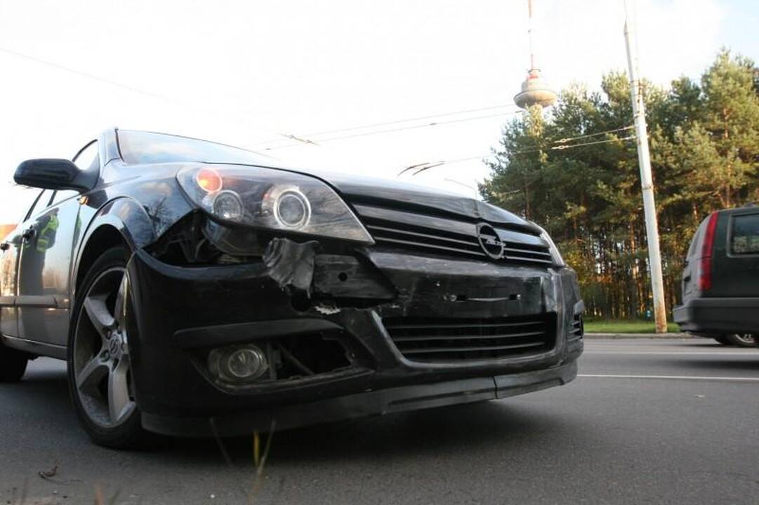 Per avariją Vilniuje apvirto moters taranuotas automobilis