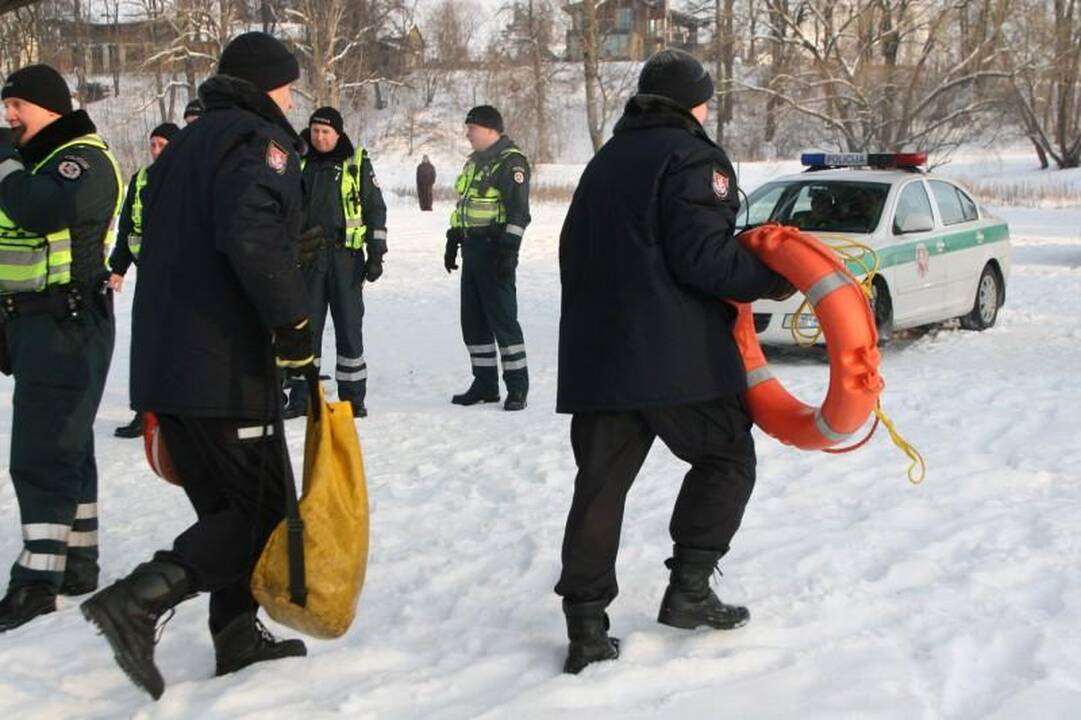 Į Nerį ties Liubarto tiltu nuo krantinės nuslydo vaikinas