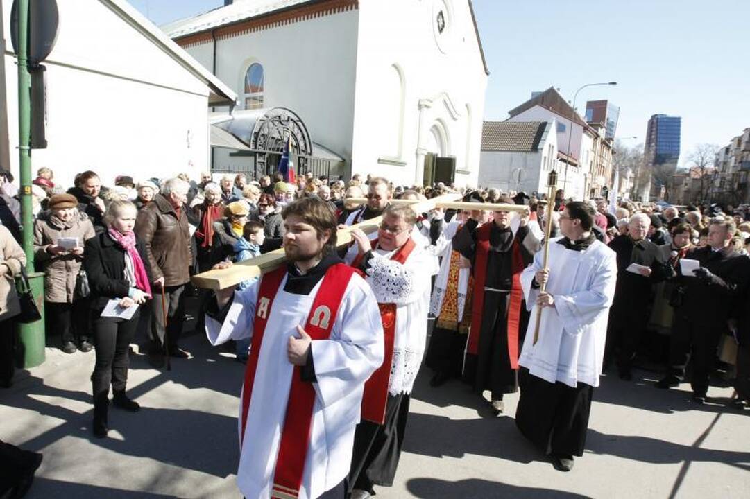 Keli tūkstančiai klaipėdiečių pakartojo Kryžiaus kelią