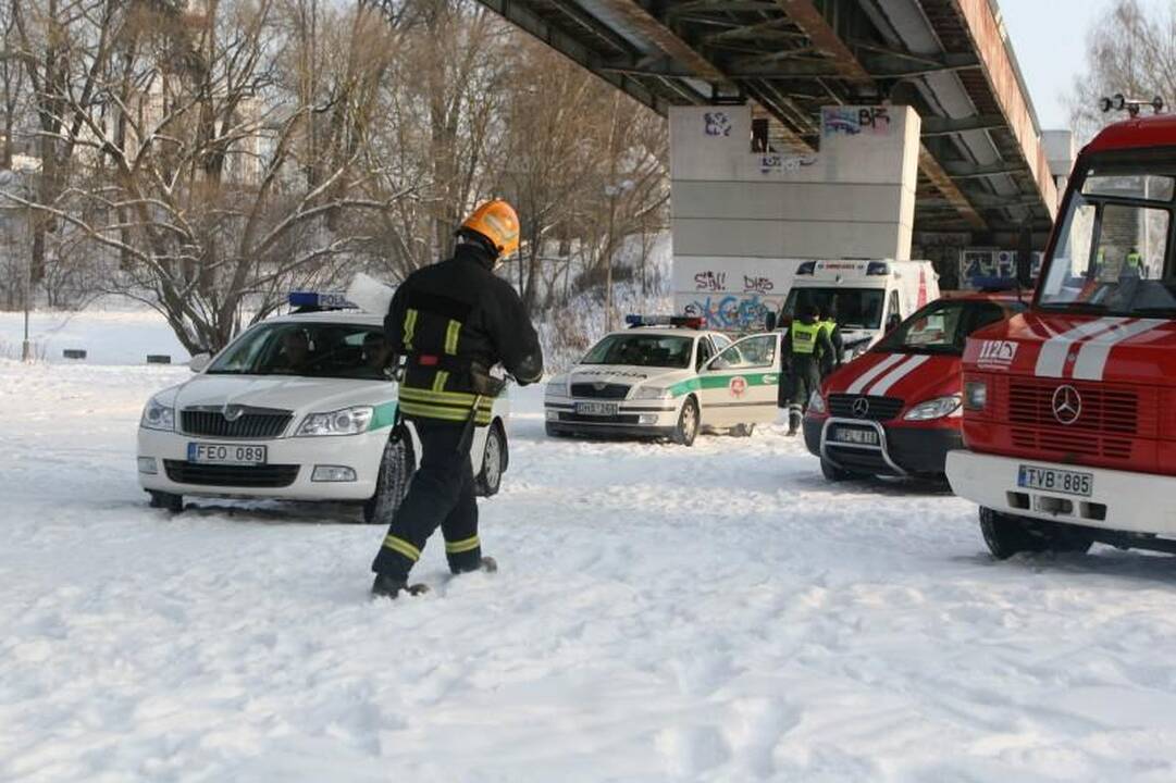 Į Nerį ties Liubarto tiltu nuo krantinės nuslydo vaikinas