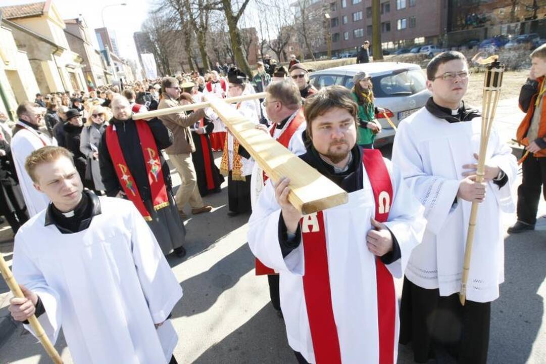 Keli tūkstančiai klaipėdiečių pakartojo Kryžiaus kelią
