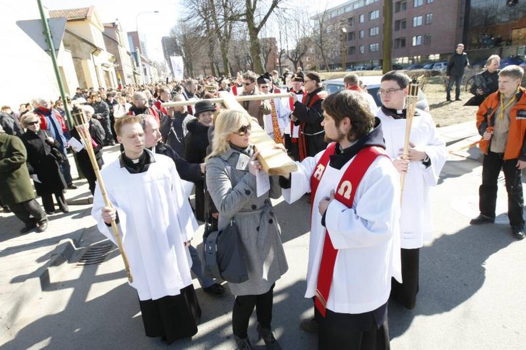 Keli tūkstančiai klaipėdiečių pakartojo Kryžiaus kelią
