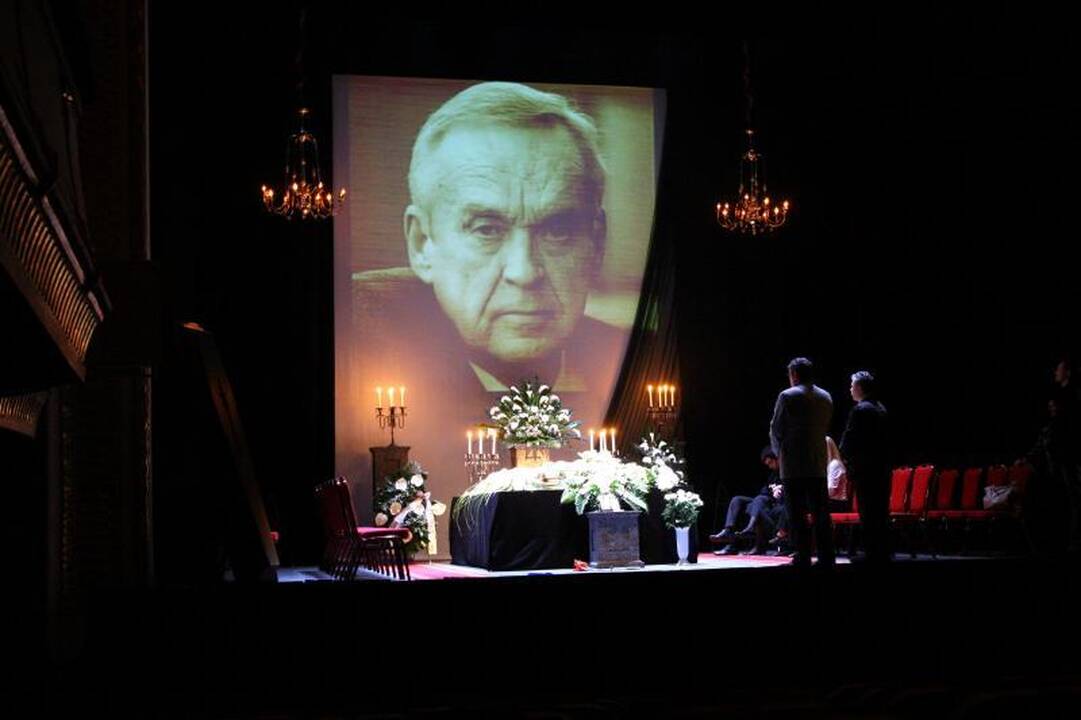 Atsisveikina su teatro šviesuoliu G.Žiliu