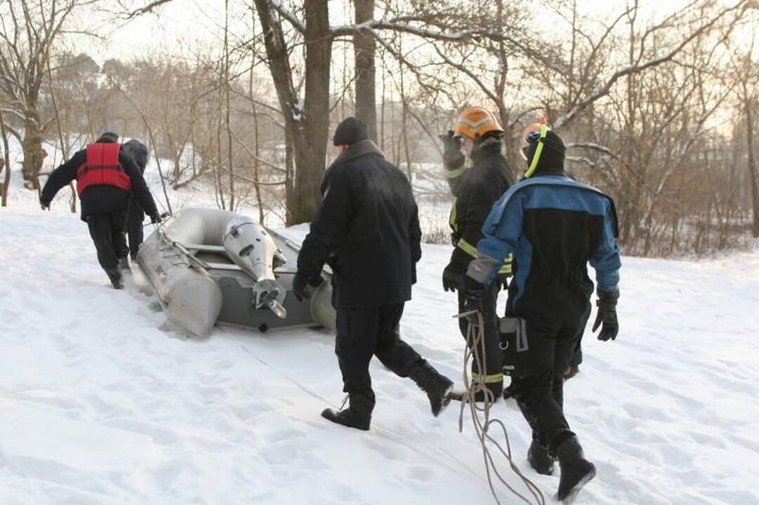 Į Nerį ties Liubarto tiltu nuo krantinės nuslydo vaikinas