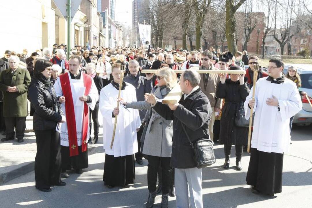 Keli tūkstančiai klaipėdiečių pakartojo Kryžiaus kelią