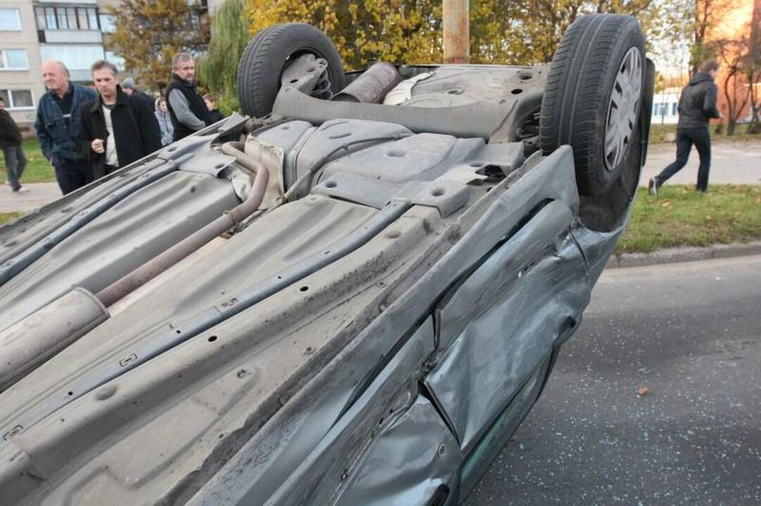 Per avariją Vilniuje apvirto moters taranuotas automobilis