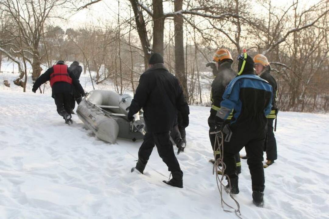 Į Nerį ties Liubarto tiltu nuo krantinės nuslydo vaikinas