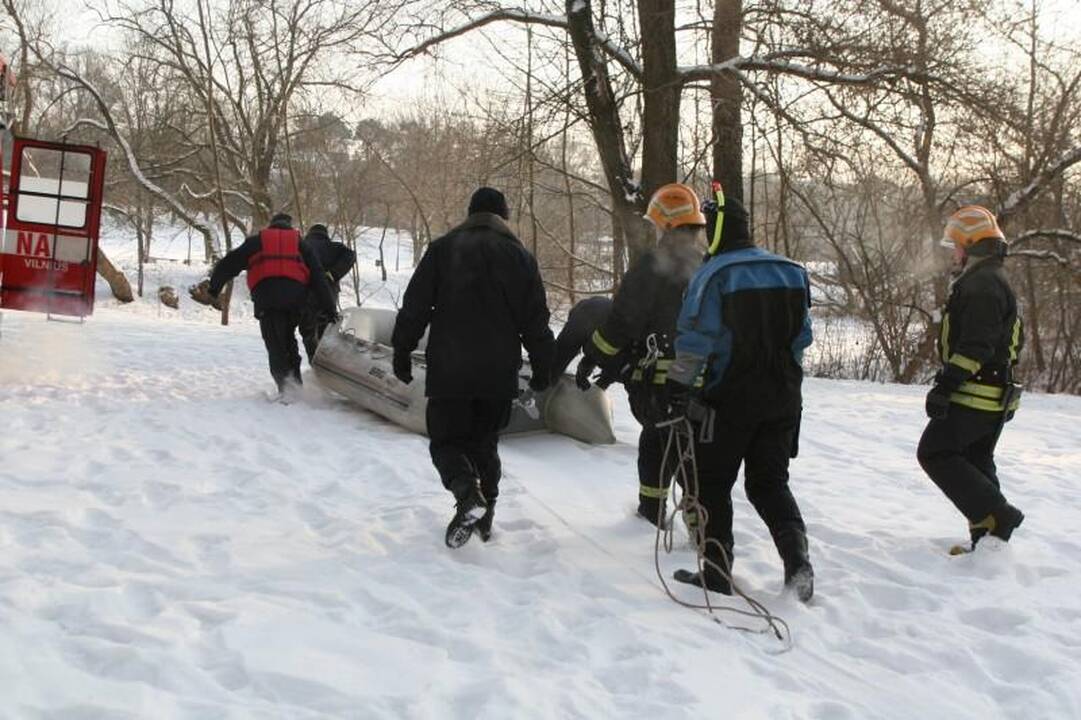 Į Nerį ties Liubarto tiltu nuo krantinės nuslydo vaikinas